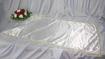 Покрывало в гроб "Атлас белое с золотым кружевом"